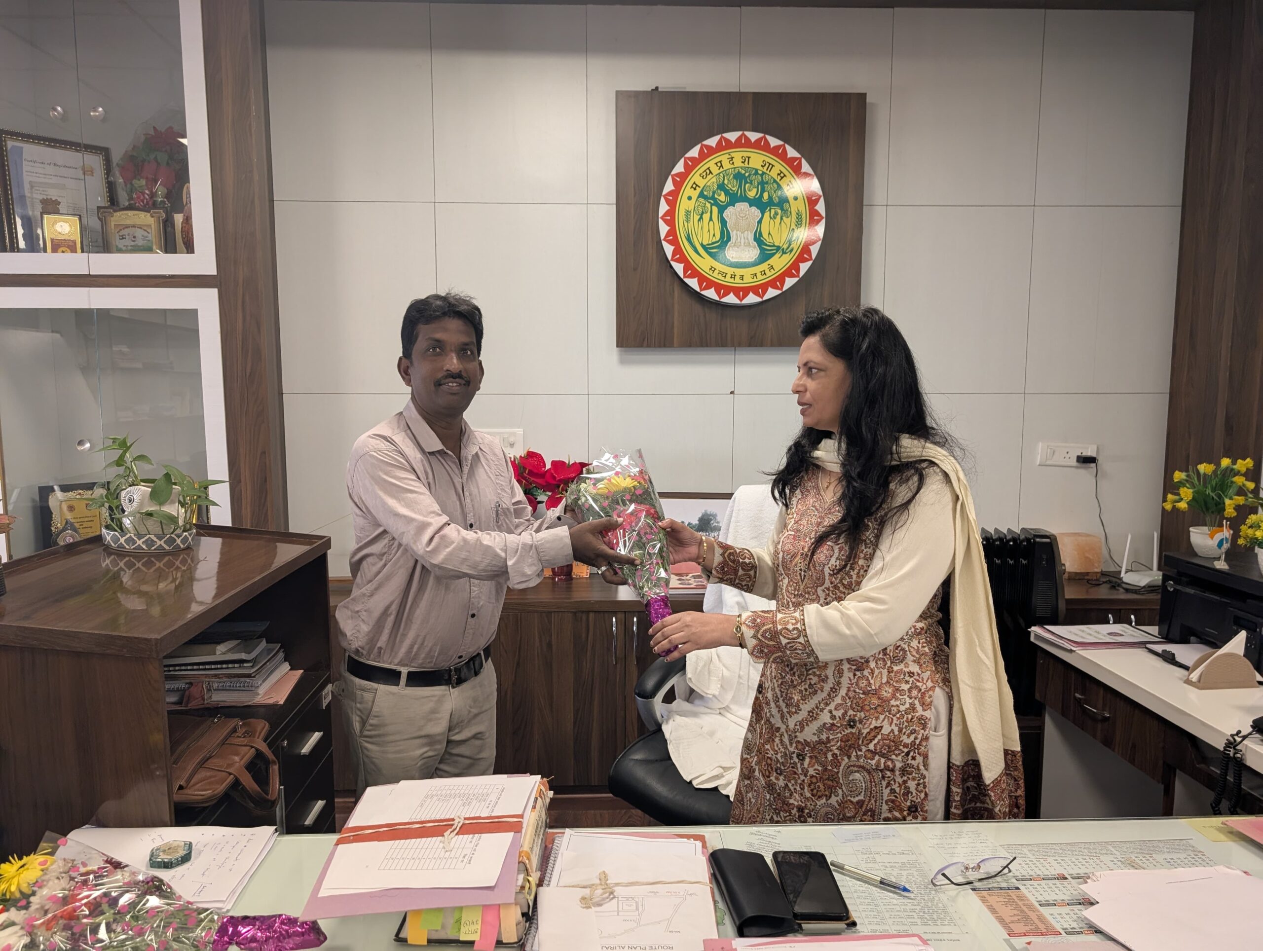 कलेक्‍टर श्रीमती माथुर ने विशेष गहन पुनरीक्षण (SIR) अभियान के तहत&nbsp; शत प्रतिशत कार्य करने के लिए श्री चौगड का किया सम्‍मान