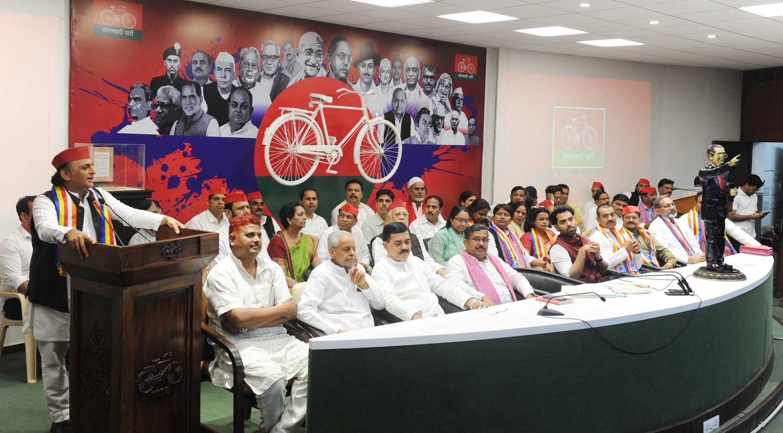 अखिलेश यादव का बड़ा हमला