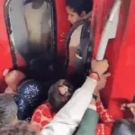 लखनऊ रेलवे स्टेशन पर मुंबई जाने वाली ट्रेनों में भारी भीड़, प्लेटफॉर्म पर खड़े यात्री और लंबी वेटिंग लिस्ट के कारण परेशान लोग।