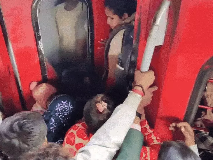 लखनऊ रेलवे स्टेशन पर मुंबई जाने वाली ट्रेनों में भारी भीड़, प्लेटफॉर्म पर खड़े यात्री और लंबी वेटिंग लिस्ट के कारण परेशान लोग।