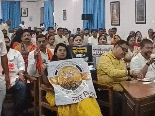 लखनऊ मेयर नेमप्लेट विवाद