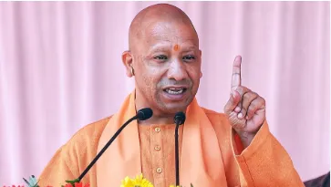 टाटा मोटर्स लखनऊ प्लांट में 10 लाखवें वाहन के उत्पादन पर Yogi Adityanath द्वारा हरी झंडी दिखाते हुए समारोह, साथ में कंपनी अधिकारियों और इलेक्ट्रिक बस का दृश्य।