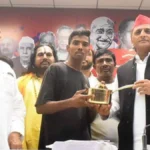 अखिलेश यादव ने चाय वाले को पीतल के बर्तन दिए