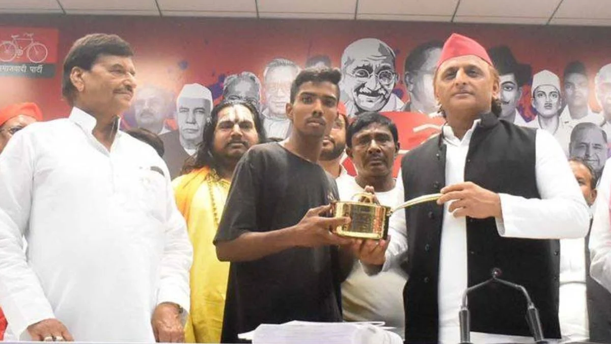 अखिलेश यादव ने चाय वाले को पीतल के बर्तन दिए
