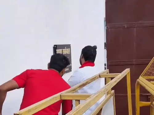 लखनऊ राजनीतिक विवाद :